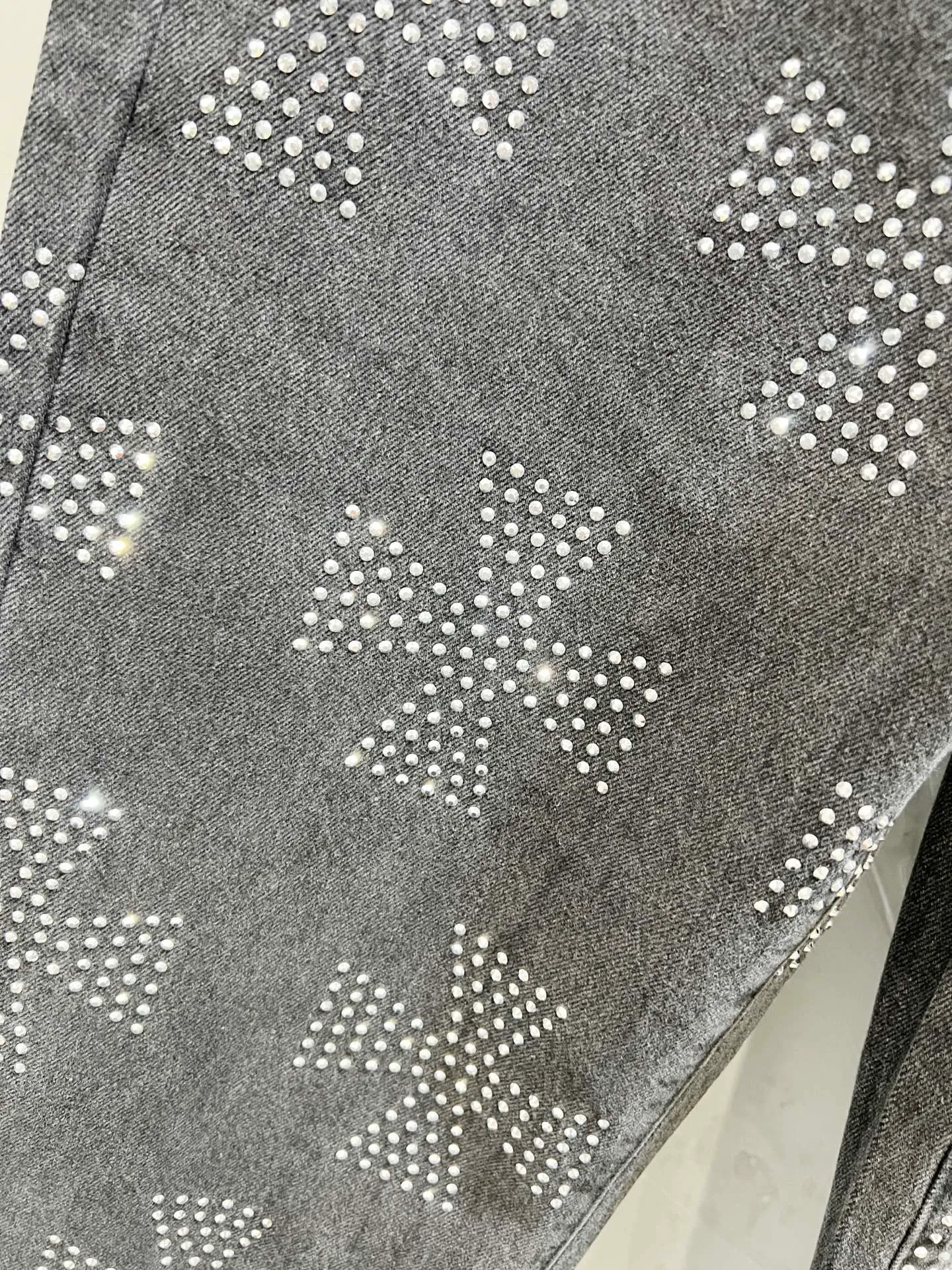 P180 Style number: [M1237] Chrome Hearts SS25 full-print diamond logo straight jeans, same style for men and women, top ceiling quality, styles with different wash textures, very friendly to people with thin legs and thick legs, straight and slim fit very flattering leg shape, timeless moderate length, easy to match, basic styling for various styles, a must-have in the wardrobe! The fabric is stiff but also makes the upper body soft without losing texture. The washing process is even more perfect. It is a must-have item for everyone! ! ! Washed wheat, hang tag, pants label, three labels complete Color: black Size: 30, 32, 34, 36